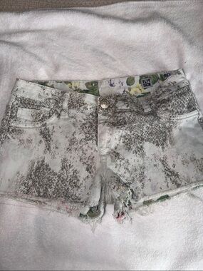 FLY SIDE Women's Distressed Snake-Print Denim Shorts in White/Gray